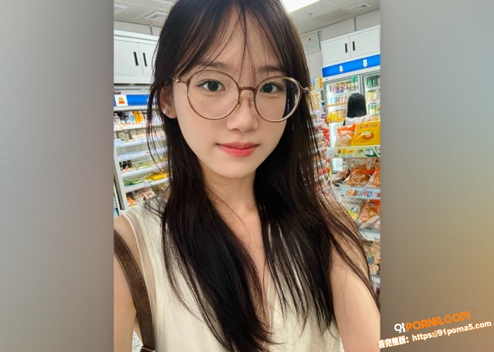 小情侣自拍泄密！青涩女大...（1）